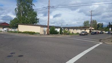 Greystone Apartments in Independence, OR - Foto de edificio - Building Photo