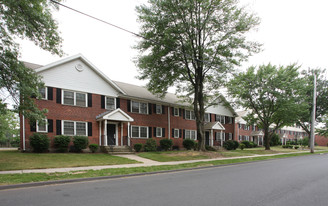Easton Place Apartments in East Hartford, CT - Building Photo