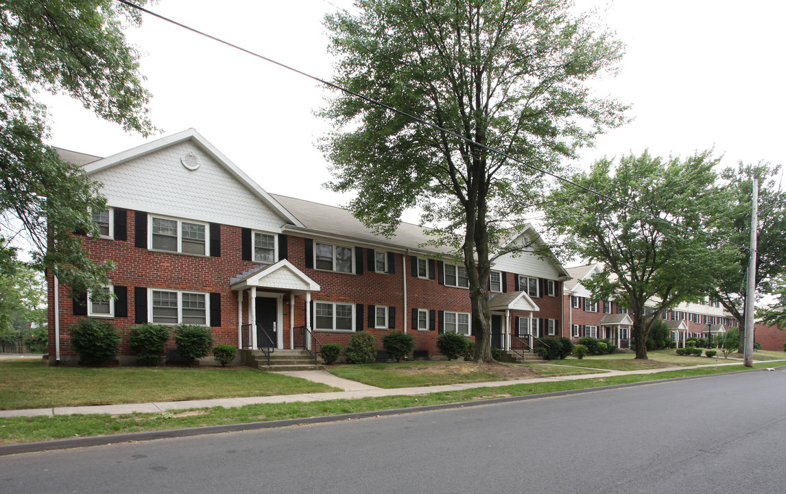 Easton Place Apartments in East Hartford, CT - Building Photo