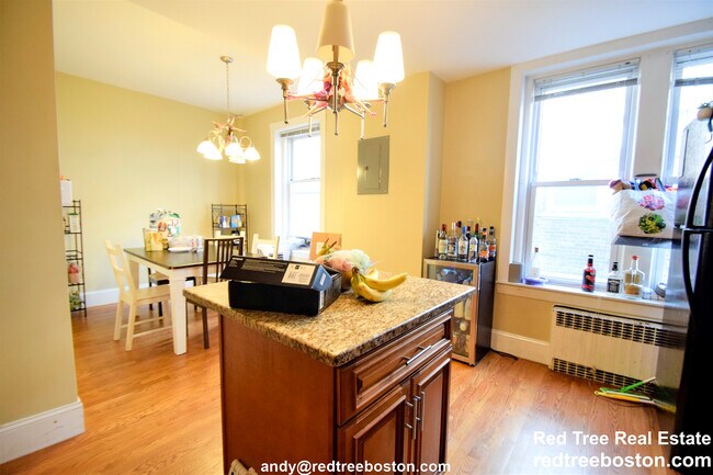 184 Saint Paul St, Unit 2 in Brookline, MA - Foto de edificio - Building Photo