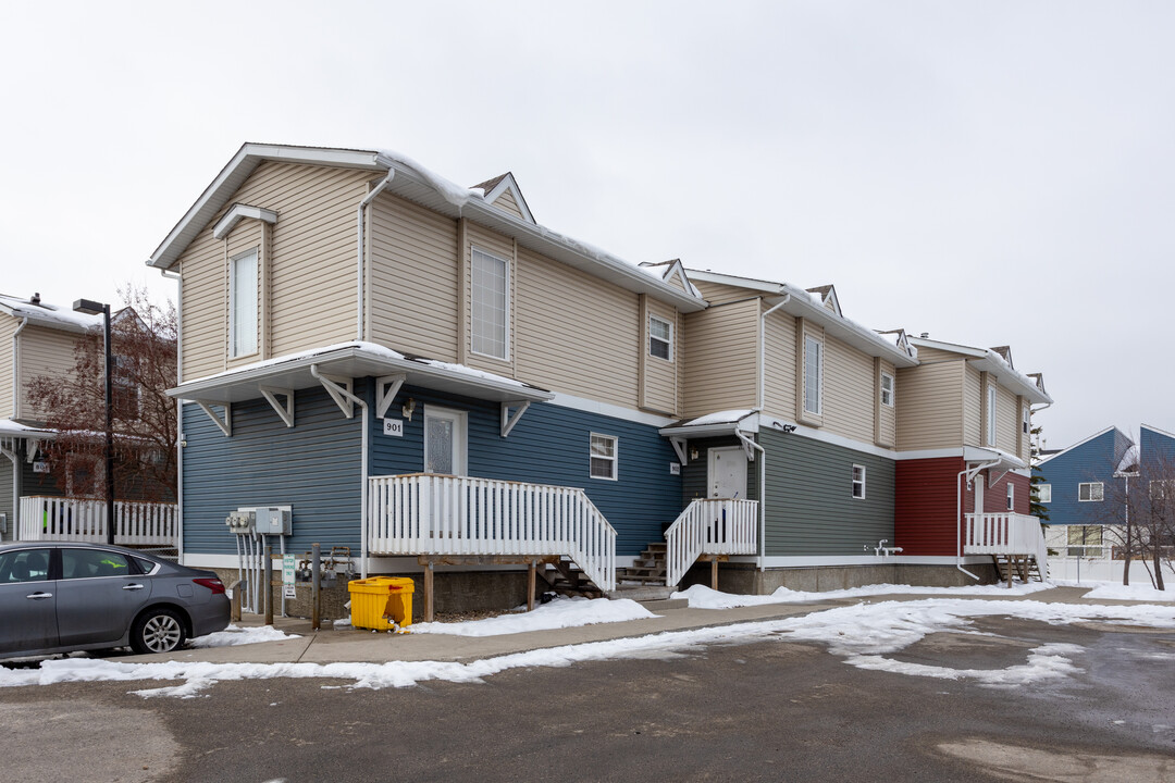 4849 Hubalta Rd SE in Calgary, AB - Building Photo