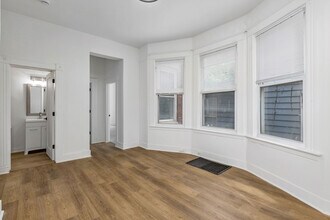 2018 Burnet Ave, Unit 1 in Cincinnati, OH - Building Photo - Building Photo