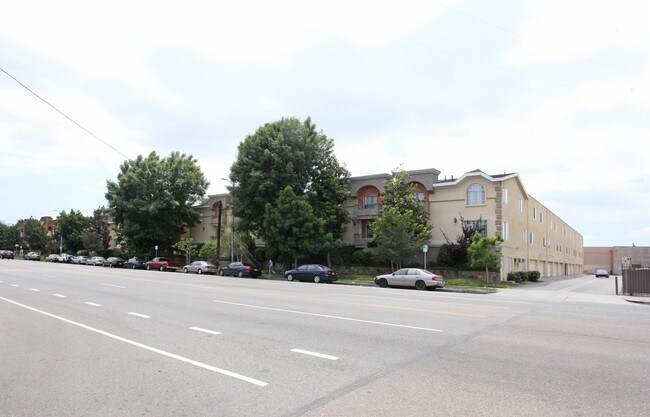 Montecito Gardens in Van Nuys, CA - Foto de edificio - Building Photo