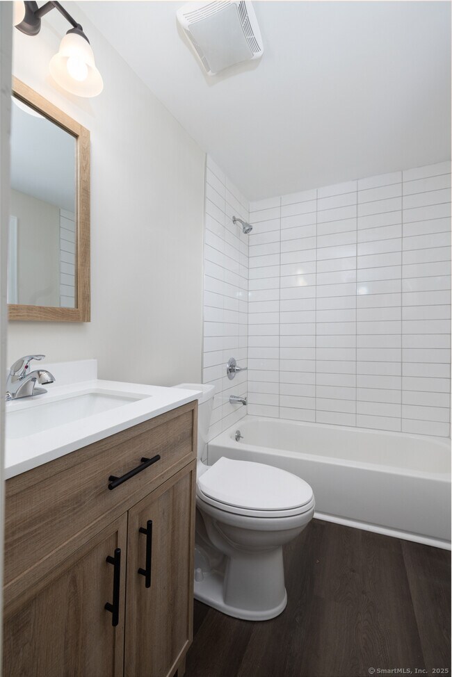 28 Aircraft Rd in Southington, CT - Building Photo - Building Photo