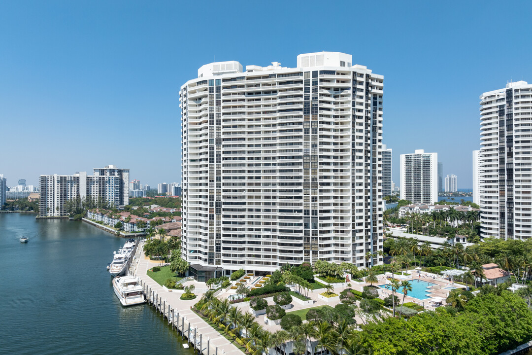 1000 E Island Blvd in Aventura, FL - Foto de edificio