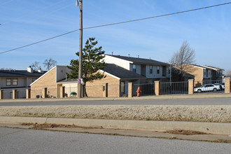 Chaparral Townhouses in Oklahoma City, OK - Building Photo - Building Photo