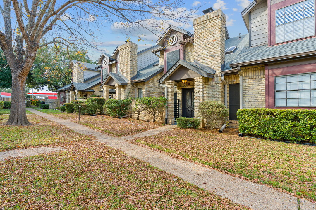 10819 Crown Colony Dr in Austin, TX - Building Photo