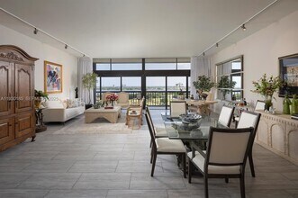 2450 Presidential Way in West Palm Beach, FL - Building Photo - Building Photo