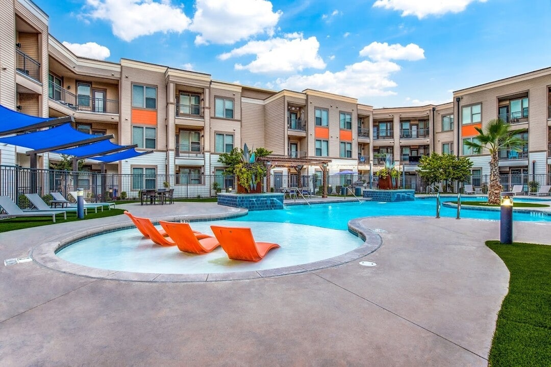 The Watson in Grand Prairie, TX - Foto de edificio