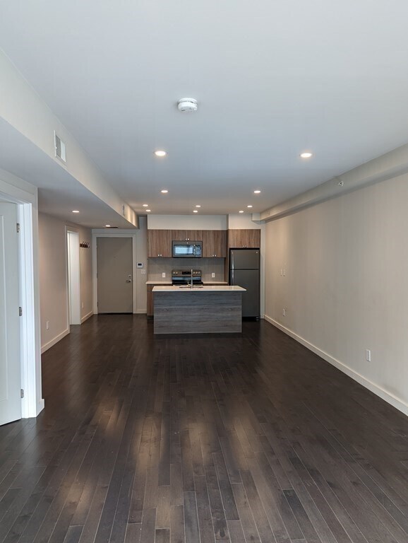 3383 Washington St, Unit 403 in Boston, MA - Foto de edificio - Building Photo