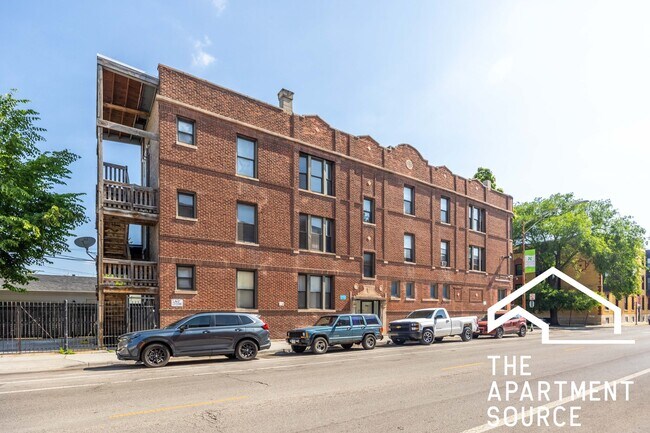 2842 W Augusta Blvd in Chicago, IL - Building Photo - Building Photo