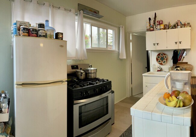 708 Highland Ave, Unit Ground Level Studio in Manhattan Beach, CA - Building Photo - Building Photo