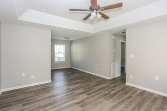 610 Helms Dr in Lowell, NC - Foto de edificio - Building Photo