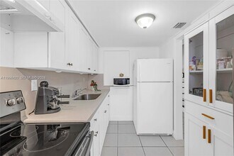 1675 W 57th St in Hialeah, FL - Building Photo - Building Photo