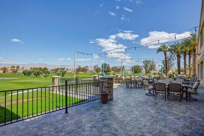 272 Desert Falls Dr E in Palm Desert, CA - Foto de edificio - Building Photo