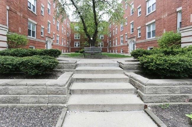 property at 952 W Cornelia Ave