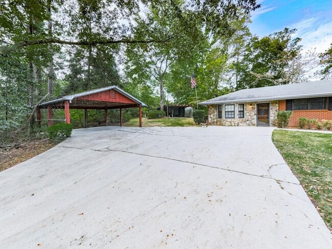 5480 Burgess Dr in Mableton, GA - Building Photo - Building Photo