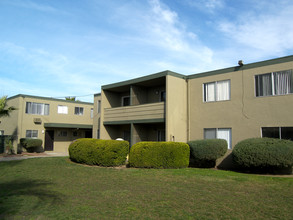 Emerald Estates Apartments in Stockton, CA - Building Photo - Building Photo