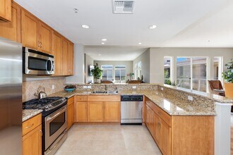 301 Mission Ave, Unit 601 in Oceanside, CA - Foto de edificio - Building Photo
