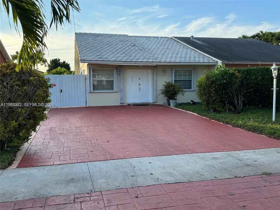 842 SW 89th Ave in Miami, FL - Building Photo