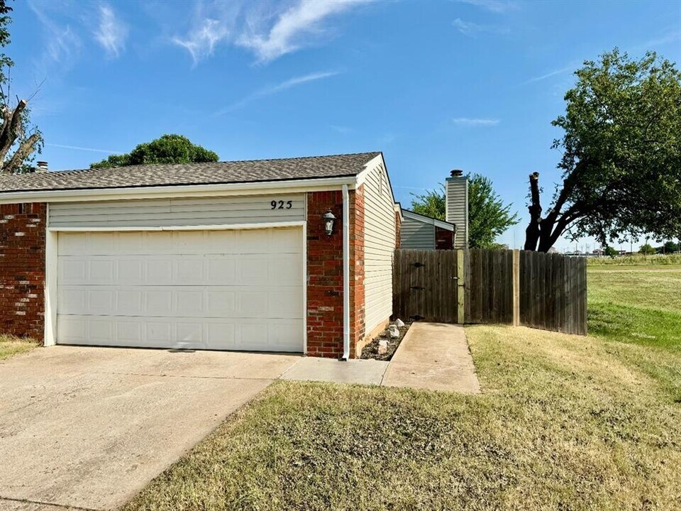 925 Swan Lake Ct in Edmond, OK - Foto de edificio