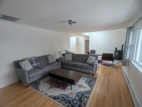 212 Dewey St in Bennington, VT - Building Photo - Building Photo