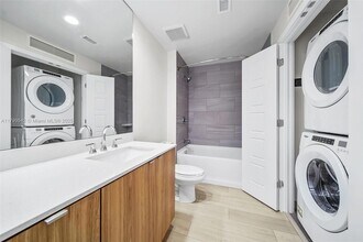 555 NE 8th St, Unit 0515 in Fort Lauderdale, FL - Building Photo - Building Photo