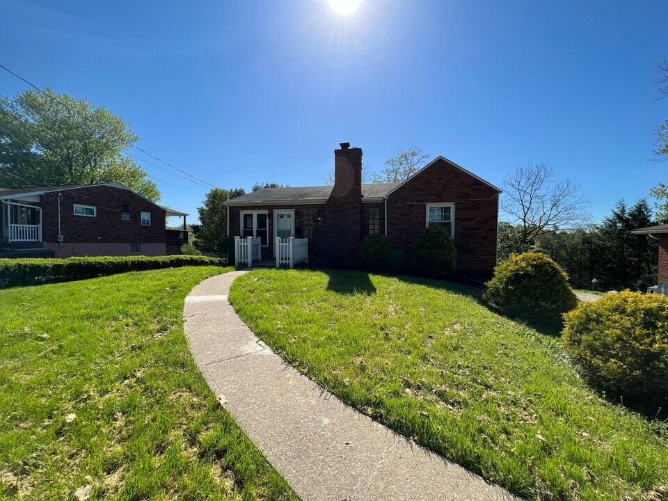 5961 Murdock Ave in Bethel Park, PA - Building Photo