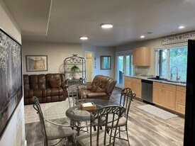 831 Juanita Way in Jacksonville, OR - Building Photo