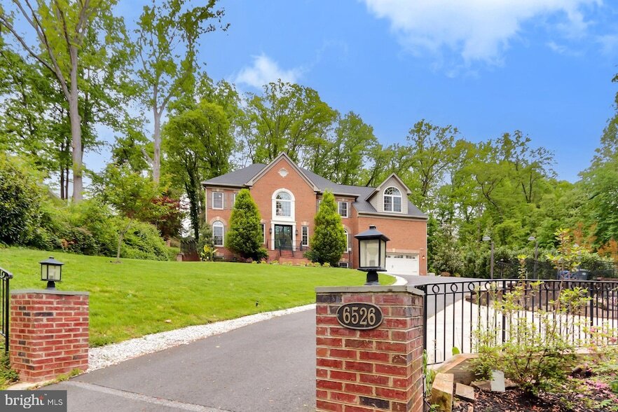 6526 Dearborn Dr in Falls Church, VA - Foto de edificio