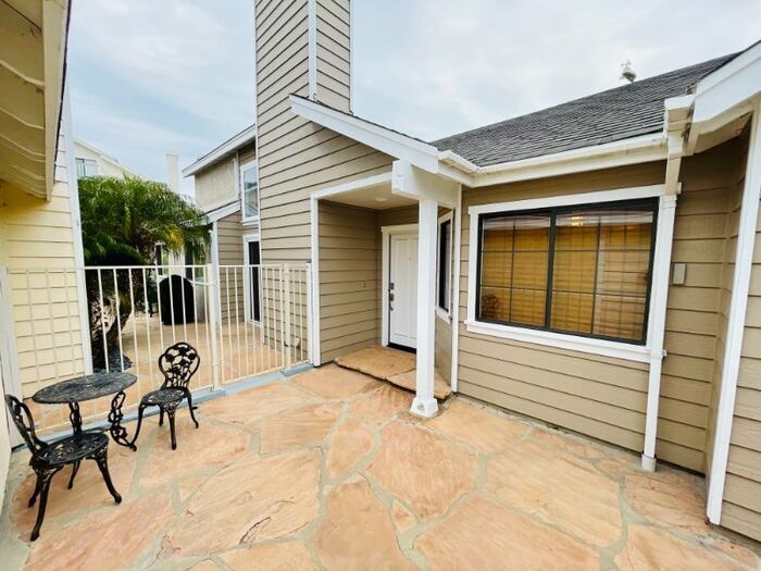 6880 Seaspray Ln in Carlsbad, CA - Building Photo