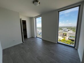 208 NE 35th Ter, Unit C1 in Miami, FL - Foto de edificio - Building Photo