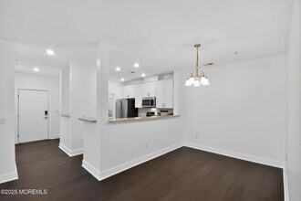 626 Marion Ln in Monroe Township, NJ - Foto de edificio - Building Photo