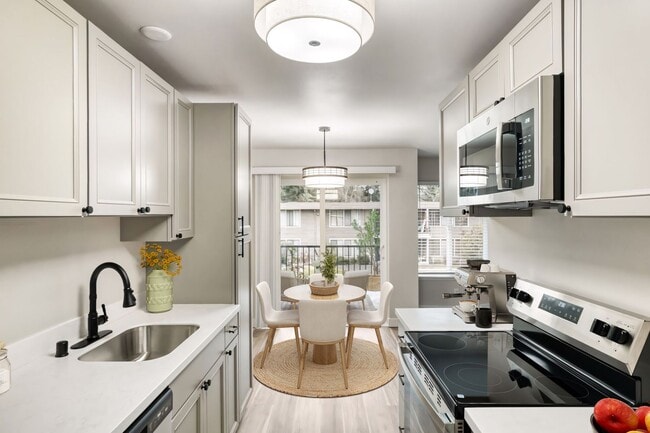 Beautifully Renovated 1 & 2 Bedroom Apartments in Lynnwood!