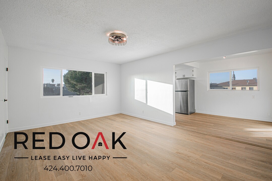 1115 W 111th St in Los Angeles, CA - Foto de edificio