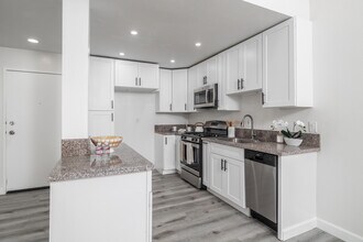 825 S. Hobart Blvd. in Los Angeles, CA - Building Photo - Interior Photo