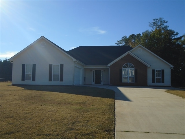 23 Thorne Berry Dr in Hampton, GA - Building Photo