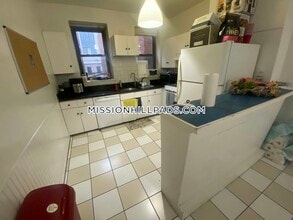 715 Parker St, Unit 2 in Boston, MA - Building Photo - Building Photo