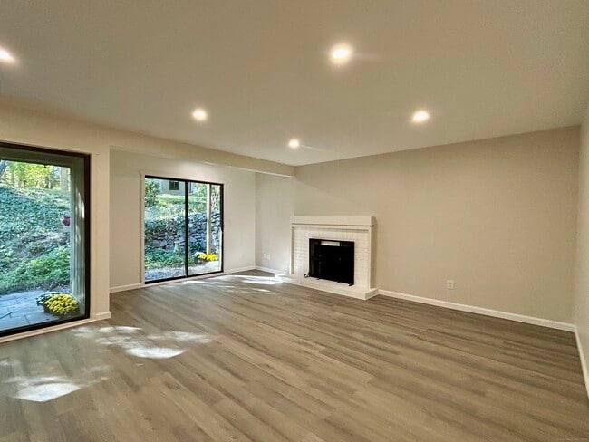 114 Heritage Vlg in Southbury, CT - Building Photo - Building Photo