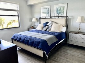 7015 River Hammock Dr in Bradenton, FL - Building Photo