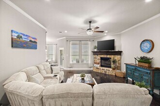 206 S Meadow Dr in Ferris, TX - Building Photo - Building Photo