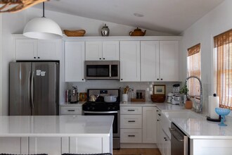 685 Milton Dr in Naperville, IL - Building Photo - Building Photo
