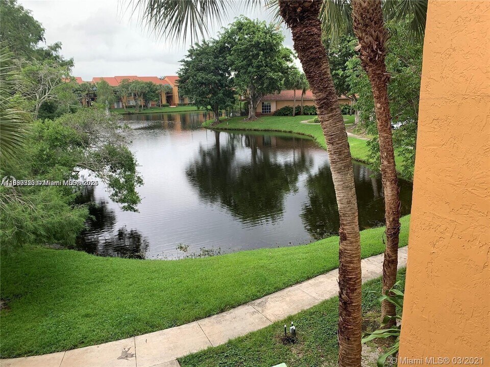 10781 Cleary Blvd in Plantation, FL - Building Photo