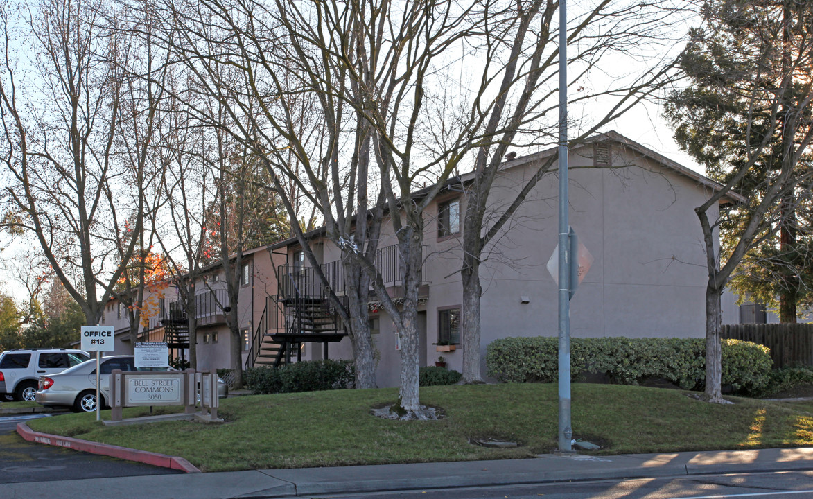 Bell Street Commons in Sacramento, CA - Building Photo