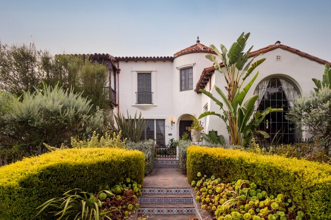 property at 4918 Angeles Vista Blvd