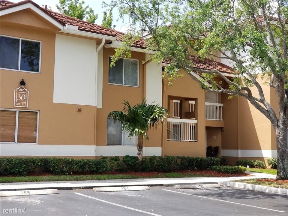 717 NW 92nd Ave in Plantation, FL - Building Photo