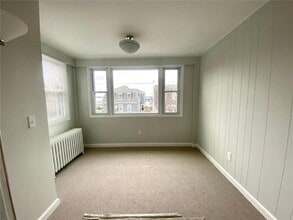 31 Bayside Ave in Newport, RI - Building Photo - Building Photo