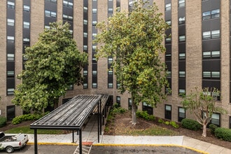 Braywood Manor in Norfolk, VA - Building Photo - Building Photo