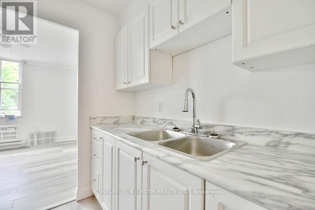 2 Grove St E in Barrie, ON - Building Photo - Building Photo