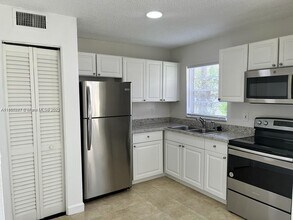 406 Lakeside Dr in Margate, FL - Building Photo - Building Photo